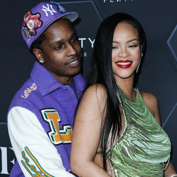 Rihanna (enceinte) et son compagnon ASAP Rocky au photocall "Fenty Beauty et Fenty Skin" à Los Angeles. 