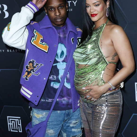 Rihanna (enceinte) et son compagnon ASAP Rocky au photocall "Fenty Beauty et Fenty Skin" à Los Angeles, le 11 février 2022. 