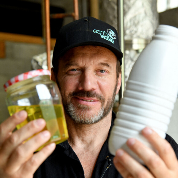 Samuel le Bihan durant la mise en circulation de camions bennes de la Communauté de Communes Alpes d'Azur à Puget-Théniers, le 17 juillet 2020, roulant aux déchets plastiques qu'ils collectent. Ces déchets sont transformés en source d'énergie grâce à la Chrysalis inventé par Christofer Costes avec le soutien de l'association EarthWake co fondée par Samuel le Bihan et François Danel, l'ancien président d'Action contre la Faim. C'est de la rencontre entre Samuel Le Bihan et Christofer Costes, inventeur de solutions technologiques dédiées à l'autonomie, qu'est née l'idée de la Chrysalis : une machine permettant aux populations de traiter la pollution en amont, en valorisant les déchets plastiques. Basée sur la pyrolyse, une combustion sans oxygène bien connue, la Chrysalis est la première machine permettant de recycler les déchets plastiques en carburant, dans un format réduit, mobile, et pour un prix abordable. La nouvelle Chrysalis 40 est désormais opérationnelle et à même de convertir 160 Kg de déchets plastiques en 120 litres de diesel par jour. © Bruno bebert / Bestimage