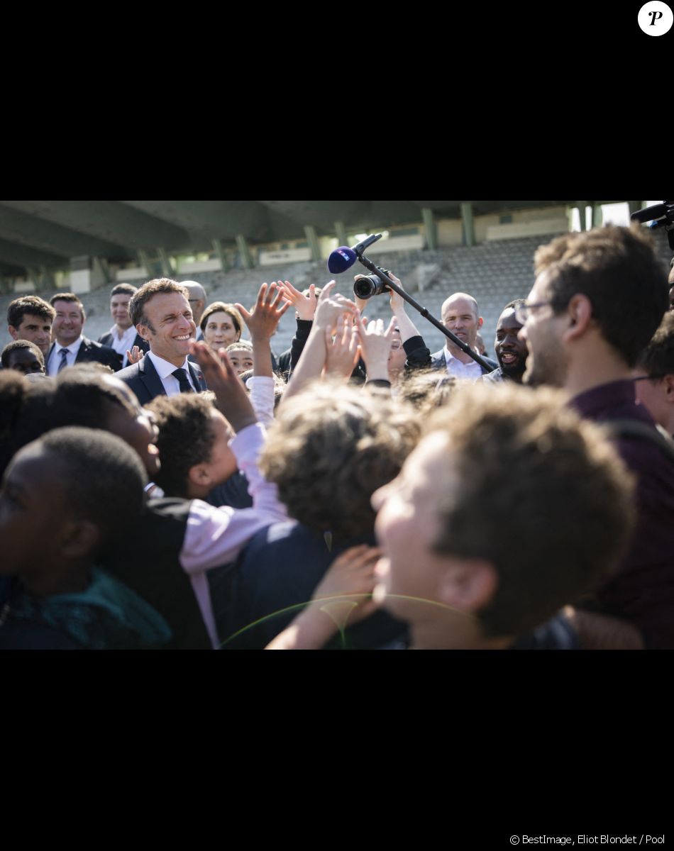 Le président de la République Emmanuel Macron, qualifié pour le second tour de l'élection présidentielle, est en visite à Saint-Denis, banlieue nord de Paris le 21 avril 2022