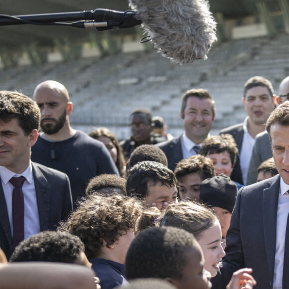 Le président de la République Emmanuel Macron, qualifié pour le second tour de l'élection présidentielle, est en visite à Saint-Denis, banlieue nord de Paris le 21 avril 2022