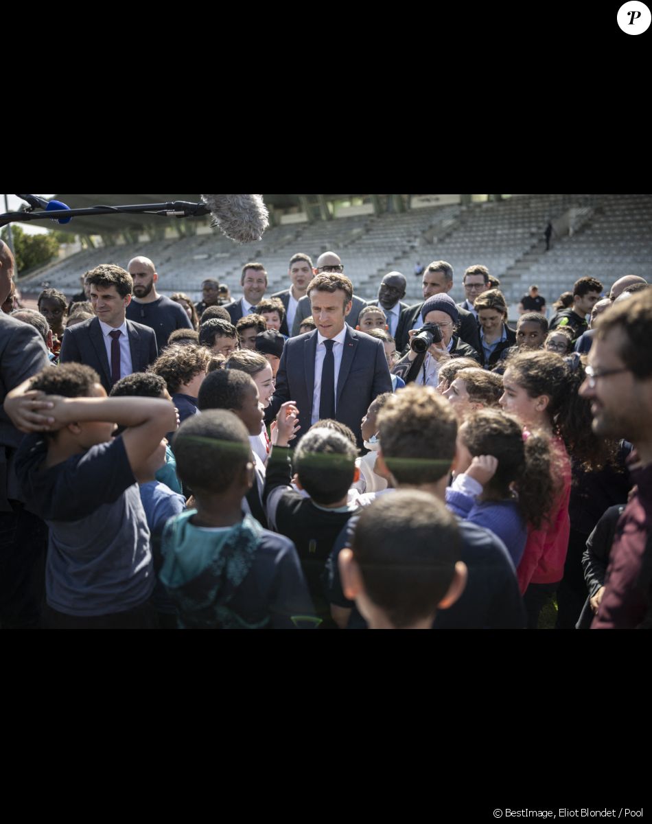 Le président de la République Emmanuel Macron, qualifié pour le second tour de l'élection présidentielle, est en visite à Saint-Denis, banlieue nord de Paris le 21 avril 2022