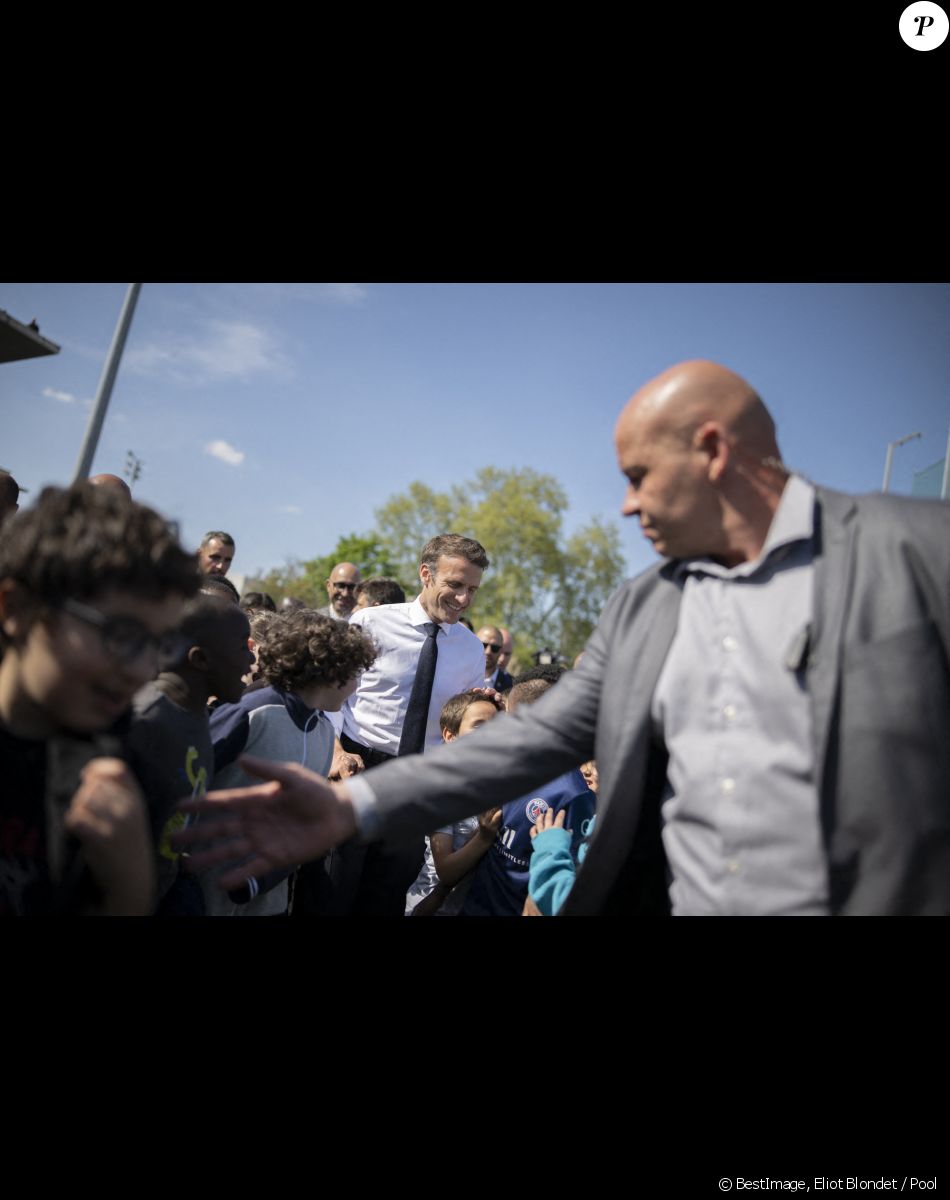 Le président de la République Emmanuel Macron, qualifié pour le second tour de l'élection présidentielle, est en visite à Saint-Denis, banlieue nord de Paris le 21 avril 2022