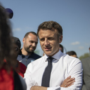 Le président de la République Emmanuel Macron, qualifié pour le second tour de l'élection présidentielle, est en visite à Saint Denis, banlieue nord de Paris le 21 avril 2022.