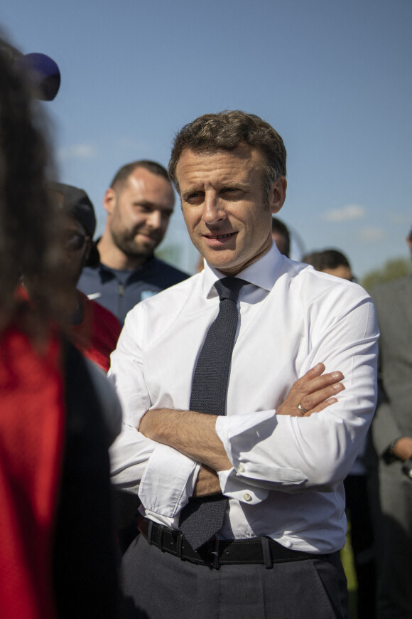 Le président de la République Emmanuel Macron, qualifié pour le second tour de l'élection présidentielle, est en visite à Saint Denis, banlieue nord de Paris le 21 avril 2022.