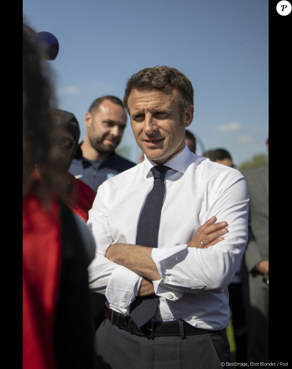 Le président de la République Emmanuel Macron, qualifié pour le second tour de l'élection présidentielle, est en visite à Saint Denis, banlieue nord de Paris le 21 avril 2022.
