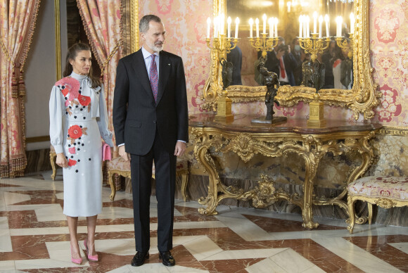 Le roi Felipe VI et la reine Letizia d'Espagne organisent un déjeuner pour les membres du monde littéraire à l'occasion du prix "Miguel de Cervantes" 2021 au palais royal à Madrid, le 21 avril 2022. 