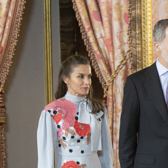 Le roi Felipe VI et la reine Letizia d'Espagne organisent un déjeuner pour les membres du monde littéraire à l'occasion du prix "Miguel de Cervantes" 2021 au palais royal à Madrid, le 21 avril 2022. 