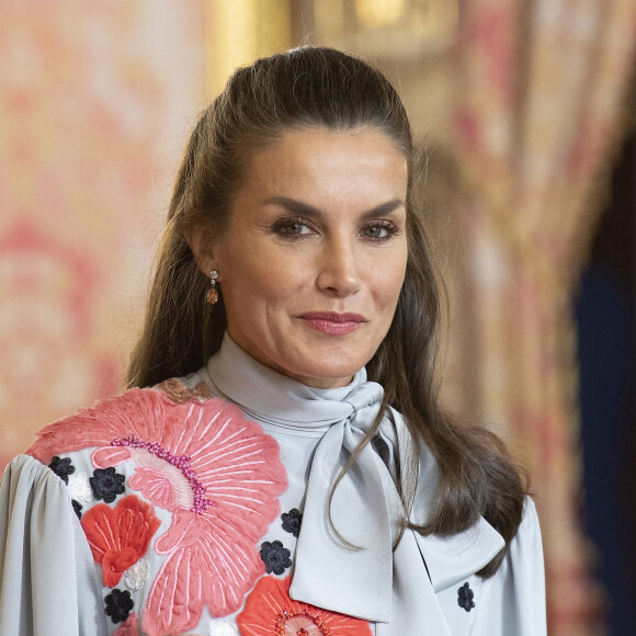 Le roi Felipe VI et la reine Letizia d'Espagne organisent un déjeuner pour les membres du monde littéraire à l'occasion du prix "Miguel de Cervantes" au palais royal à Madrid.