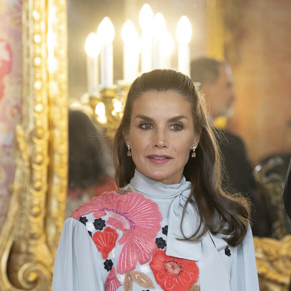 Le roi Felipe VI et la reine Letizia d'Espagne organisent un déjeuner pour les membres du monde littéraire à l'occasion du prix "Miguel de Cervantes" 2021 au palais royal à Madrid, le 21 avril 2022. 