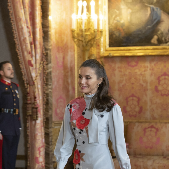 Le roi Felipe VI et la reine Letizia d'Espagne organisent un déjeuner pour les membres du monde littéraire à l'occasion du prix "Miguel de Cervantes" 2021 au palais royal à Madrid, le 21 avril 2022. 