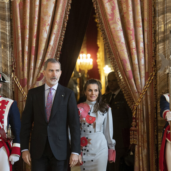 Le roi Felipe VI et la reine Letizia d'Espagne organisent un déjeuner pour les membres du monde littéraire à l'occasion du prix "Miguel de Cervantes" 2021 au palais royal à Madrid, le 21 avril 2022.