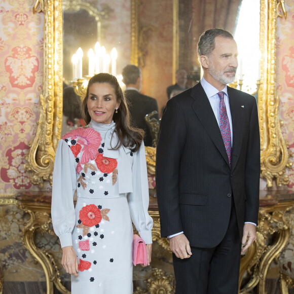Le roi Felipe VI et la reine Letizia d'Espagne organisent un déjeuner pour les membres du monde littéraire à l'occasion du prix "Miguel de Cervantes" 2021 au palais royal à Madrid, le 21 avril 2022. 