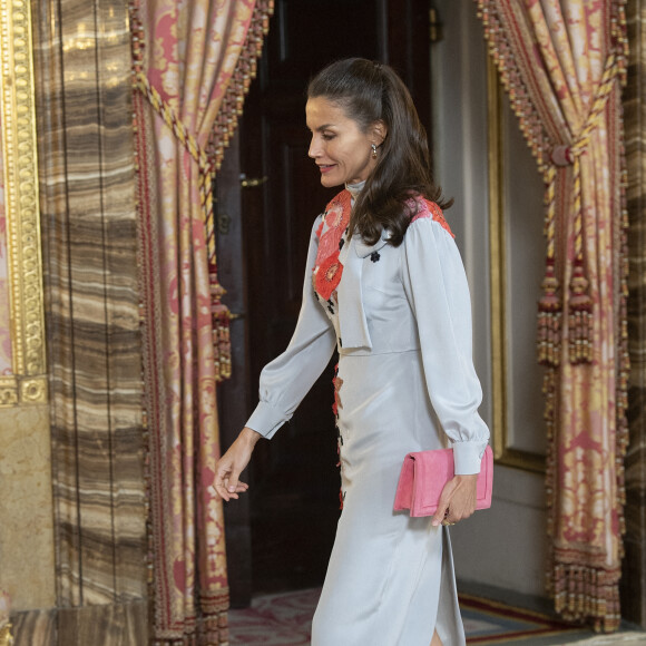 Le roi Felipe VI et la reine Letizia d'Espagne organisent un déjeuner pour les membres du monde littéraire à l'occasion du prix "Miguel de Cervantes" 2021 au palais royal à Madrid, le 21 avril 2022. 