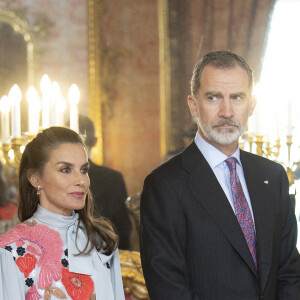 Le roi Felipe VI et la reine Letizia d'Espagne organisent un déjeuner pour les membres du monde littéraire à l'occasion du prix "Miguel de Cervantes" 2021 au palais royal à Madrid, le 21 avril 2022. 