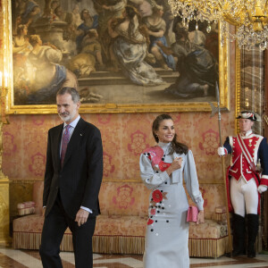 Le roi Felipe VI et la reine Letizia d'Espagne organisent un déjeuner pour les membres du monde littéraire à l'occasion du prix "Miguel de Cervantes" 2021 au palais royal à Madrid, le 21 avril 2022. 