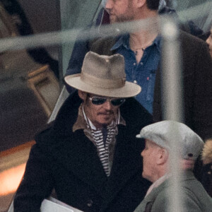 Johnny Depp quitte son hôtel parisien et va prendre un train pour Londres à la Gare du Nord le 27 décembre 2019. Le soir du réveillon de Noël, il a passé la soirée au domicile parisien de Vanessa Paradis pour fêter Noël avec ses enfants qui étaient présents.