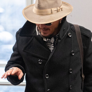 Exclusif - Prix spécial - No Web - Johnny Depp quitte son hôtel parisien et va prendre un train pour Londres à la Gare du Nord le 27 décembre 2019.