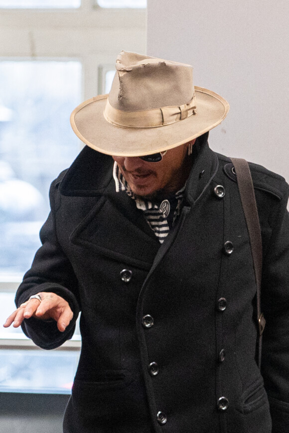 Exclusif - Prix spécial - No Web - Johnny Depp quitte son hôtel parisien et va prendre un train pour Londres à la Gare du Nord le 27 décembre 2019.
