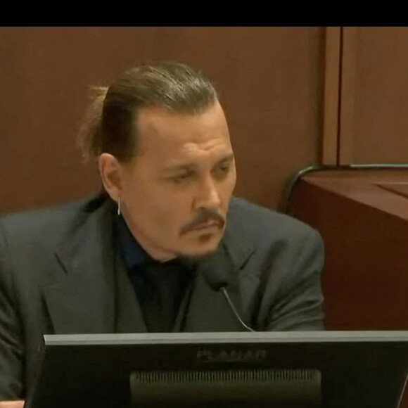 Johnny Depp poursuit son ex-femme Amber Heard pour diffamation dans l'État américain de Virginie, pour un article qu'elle a écrit pour le Washington Post en 2018. Le tribunal diffuse une vidéo de Johnny Depp détruisant la cuisine avec rage. Fairfax. Le 21 avril 2022.