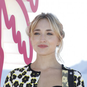 Chloé Jouannet au photocall de la saison 2 de la série "Derby Girl" lors de la 5ème saison du festival International des Séries "Canneseries" à Cannes, France, le 4 avril 2022. © Denis Guignebourg/Bestimage 