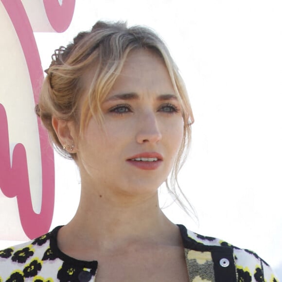 Chloé Jouannet au photocall de la saison 2 de la série "Derby Girl" lors de la 5ème saison du festival International des Séries "Canneseries" à Cannes, France, le 4 avril 2022. © Denis Guignebourg/Bestimage 