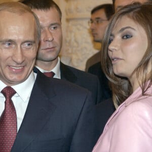 Vladimir Poutin et la championne Olympique de gymnastique rythmique Alina Kabaeva pendant une rencontre entre le président russe et les champions olympiques d'Athènes. La jeune gymnaste serait ensuite devenue sa maitresse puis sa compagne, mère de trois ou quatre enfants. @ Sergey Zhukov/ITAR-TASS/ABACAPRESS.COM