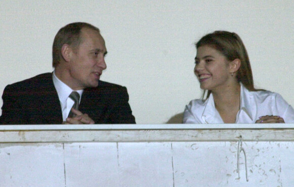 Le président Vladimir Poutine et la championne olympique Alina Kabaeva discutent dans les tribunes d'un spectacle de gymnastique rythmique. Ils partageraient leur vie depuis. 1er décembre 2007. @ Vitaly Belousov/ITAR-TASS/ABACAPRESS.COM