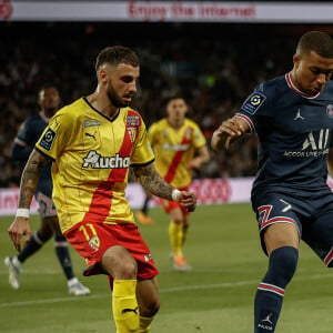 Kylian Mbappe (Paris Saint Germain) vs Jonathan Clauss (Lens) - Football : Match Ligue 1 Uber Eats PSG Vs Lens (1-1) au parc des princes à Paris le 23 avril 2022 © Aurelien Morissard / Panoramic / Bestimage 