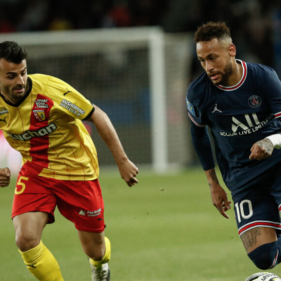 Neymar JR (Paris Saint Germain) vs Corentin Jean (Lens) - Football : Match Ligue 1 Uber Eats PSG Vs Lens (1-1) au parc des princes à Paris le 23 avril 2022 © Aurelien Morissard / Panoramic / Bestimage 