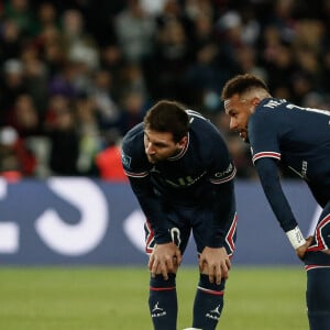 Lionel Leo Messi (Paris Saint Germain) et Neymar JR (Paris Saint Germain) - Football : Match Ligue 1 Uber Eats PSG Vs Lens (1-1) au parc des princes à Paris le 23 avril 2022 © Aurelien Morissard / Panoramic / Bestimage 