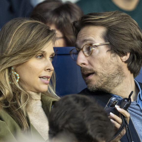 Mathieu Vergne et sa femme Ophélie Meunier - People lors du match de football Ligue 1 Uber Eats PSG - Lens (1-1) au parc des princes à Paris © Cyril Moreau / Bestimage 
