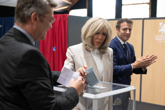 Le président de la République française et candidat du parti La République en marche (LREM) à la réélection, Emmanuel Macron et sa femme, la Première Dame Brigitte Macron votent pour le deuxième tour de l'élection présidentielle française au Touquet, France, le 24 avril 2022. © Jacques Witt/Pool/Bestimage 