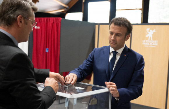 Le président de la République française et candidat du parti La République en marche (LREM) à la réélection, Emmanuel Macron vote pour le deuxième tour de l'élection présidentielle française au Touquet, France, le 24 avril 2022. © Jacques Witt/Pool/Bestimage 