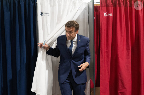 Le président de la République française et candidat du parti La République en marche (LREM) à la réélection, Emmanuel Macron vote pour le deuxième tour de l'élection présidentielle française au Touquet, France, le 24 avril 2022. © Jacques Witt/Pool/Bestimage 