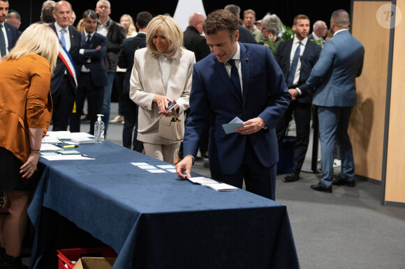 Le président de la République française et candidat du parti La République en marche (LREM) à la réélection, Emmanuel Macron et sa femme, la Première Dame Brigitte Macron votent pour le deuxième tour de l'élection présidentielle française au Touquet, France, le 24 avril 2022. © Jacques Witt/Pool/Bestimage 