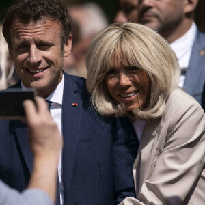 Le président de la république Emmanuel Macron (candidat à sa réélection) et la première dame Brigitte Macron vont voter au Touquet pour le 2e tour de l'élection présidentielle © JB Autissier / Panoramic / Bestimage 