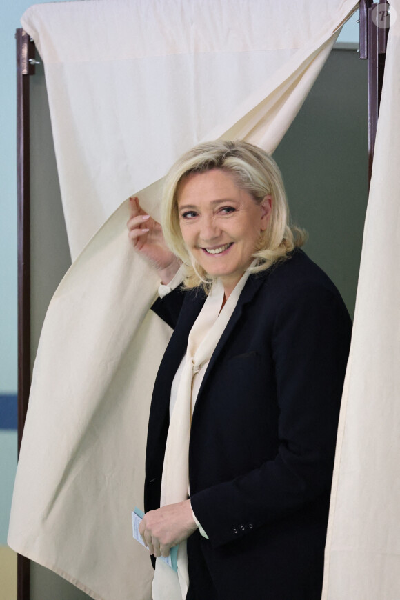 Marine Le Pen vote pour le 2 ème tour des élections présidentielles 2022 à Hénin-Beaumont le 24 avril 2022 © Laurent Sanson / Panoramic / Bestimage 