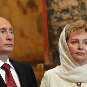 Vladimir Poutine et son epouse Lioudmila lors d'une ceremonie au Kremlin a Moscou le 7 mai 2012 