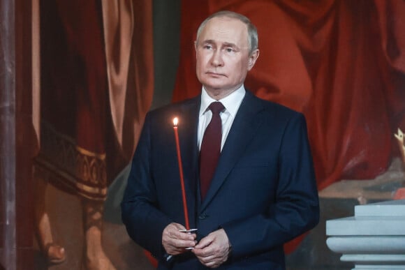 Vladimir Poutine assiste à la messe de Pâques en la Cathédrale du Christ-Sauveur de Moscou le 23 avril 2022 