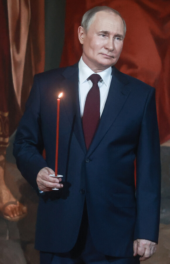 Vladimir Poutine assiste à la messe de Pâques en la Cathédrale du Christ-Sauveur de Moscou le 23 avril 2022 