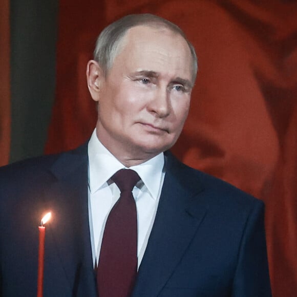 Vladimir Poutine assiste à la messe de Pâques en la Cathédrale du Christ-Sauveur de Moscou le 23 avril 2022 