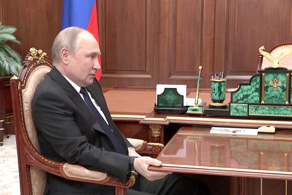 Vladimir Poutine (président de la Fédération de Russie),s'entretient avec le ministre de la Défense, Sergei Shoigu au Kremlin, le 21 avril 2022. 