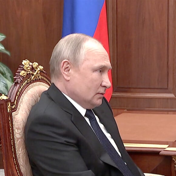 Vladimir Poutine (président de la Fédération de Russie),s'entretient avec le ministre de la Défense, Sergei Shoigu au Kremlin, le 21 avril 2022. 