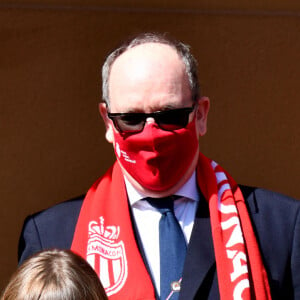 Le prince Albert II de Monaco et ses enfants, la princesse Gabriella et le prince héréditaire Jacques durant la rencontre de football de Ligue 1 Uber Eats, Monaco (1) - Reims (2) au Stade Louis II de Monaco, le 27 février 2022. © Bruno Bebert/Bestimage 