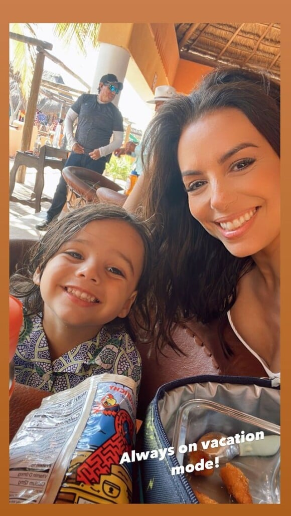 Eva Longoria en vacances avec son petit Santi, totalement craquant ! @ Instagram / Eva Longoria