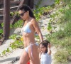 Eva Longoria, dans un bikini deux pièces bleu clair, profite du soleil mexicain pendant ses vacances avec son fils Santiago à Cabo San Lucas, Mexique, le 16 octobre 2021. Eva s'amuse avec son fils sur la plage. 