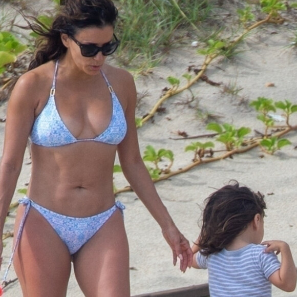 Eva Longoria, dans un bikini deux pièces bleu clair, profite du soleil mexicain pendant ses vacances avec son fils Santiago à Cabo San Lucas, Mexique, le 16 octobre 2021. Eva s'amuse avec son fils sur la plage. 