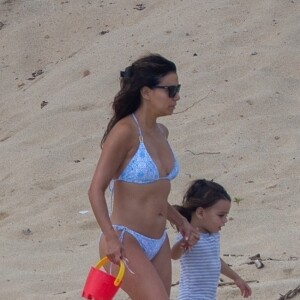 Eva Longoria, dans un bikini deux pièces bleu clair, profite du soleil mexicain pendant ses vacances avec son fils Santiago à Cabo San Lucas, Mexique, le 16 octobre 2021. Eva s'amuse avec son fils sur la plage.
