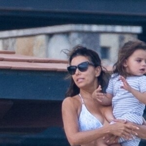 Eva Longoria, dans un bikini deux pièces bleu clair, profite du soleil mexicain pendant ses vacances avec son fils Santiago à Cabo San Lucas, Mexique, le 16 octobre 2021. Eva s'amuse avec son fils sur la plage.